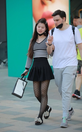 黑丝短裙女友