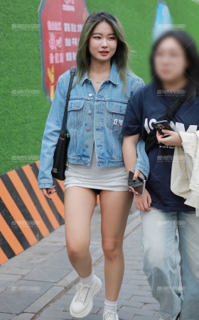 路遇超短热裤美女 [28P]
