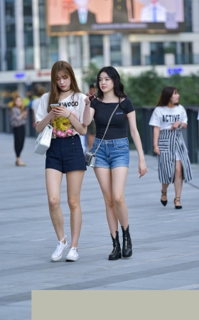 两个时尚长腿小姐姐3A1363[174M]