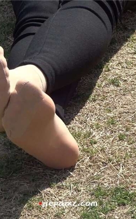 短肉丝美足少妇晒太阳 [423 MB/MP4]
