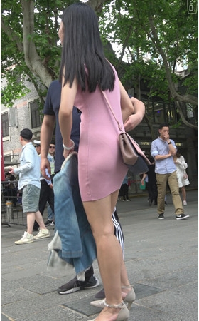 粉色连衣包臀裙小姐姐