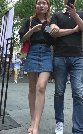 漂亮的牛仔裙美女小姐姐