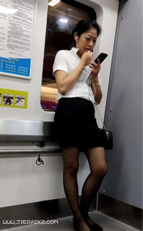 街拍成熟包臀裙黑丝ol制服姐姐 [634 MB/MP4]