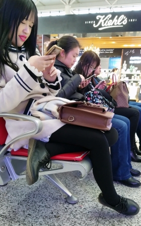 车站候车的黑色丝袜细腿长发美眉