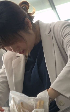 候车室里的极品高跟美足女