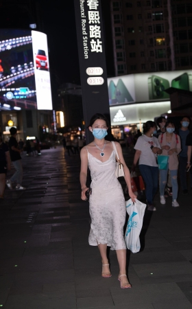 吊带连衣裙美女