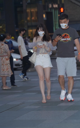 热裤美眉 好白