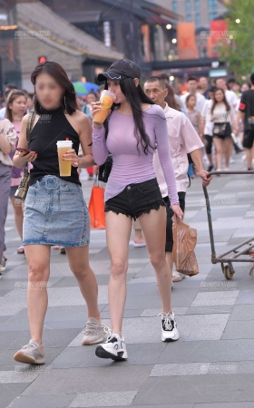 丰满的热裤长腿小姐姐 [17P]