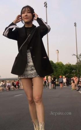 4K - 气质短裙街拍美腿姐姐 [536 MB/MP4]