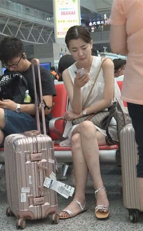 候车室的仙女小姐姐的绝美脸蛋和白嫩美足