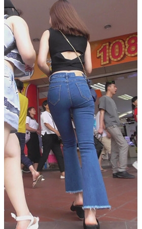紧身牛仔喇叭裤美女