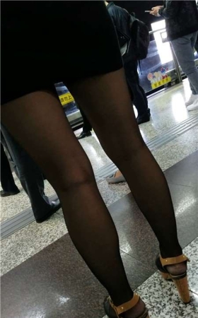 4K - 等地铁的性感街拍黑丝高跟鞋包臀裙美女