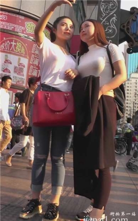 街拍清纯可爱小清新紧牛蜜臀美女 [948 MB]