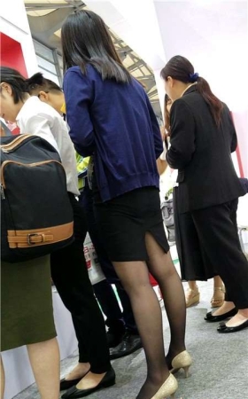 4k-性感美腿黑丝米色高跟鞋包臀裙街拍美女