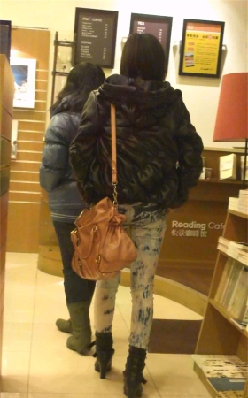 性感无法抵挡的极品紧身牛仔裤美女