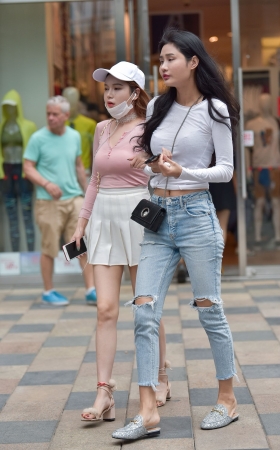 美腿百褶裙小姐姐