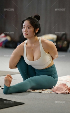 ★白皙微丰腴舒展瑜伽美女 [18P]