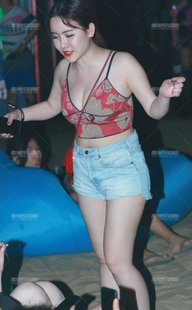 夜闪，性感丰满美女 [10P]