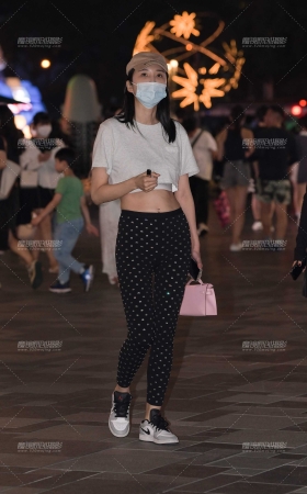 烫钻黑色紧身裤美女 [12P]