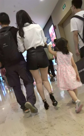 白衬衫黑裤白皙美腿性感少妇