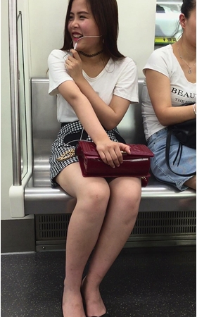 地铁上遇见一美腿文静小清新美眉