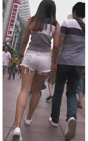 白色热裤裸腿美女