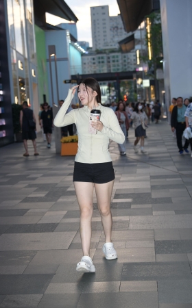 25520-19=45√热裤大白腿女孩
