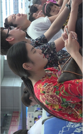 漂亮的红色花裙女孩