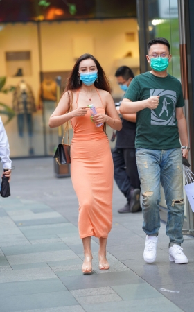 红裙女郎