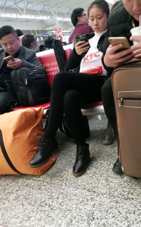 候车室黑色打底丝袜长腿美眉