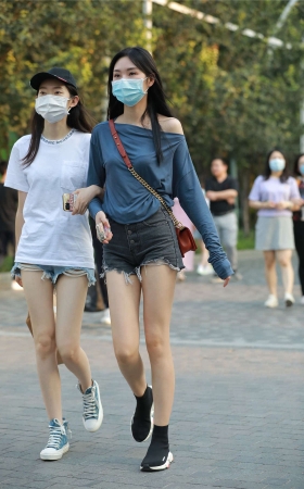 黑色热裤美腿