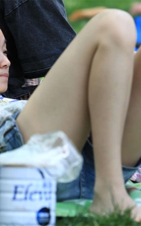 No1180 少妇热裤长腿 ，双脚不安份地摆出种种撩人的姿势 第1套