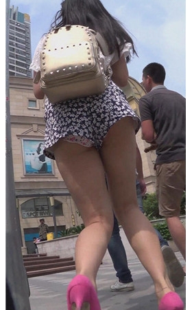 背着包包的花裤美女