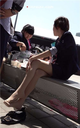 4K - 短发肉丝袜女子腿毛有点长 [1.40 GB/MP4]