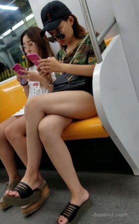 4K - 街拍地铁上带墨镜看手机的小姐姐 [613 MB/MP4]