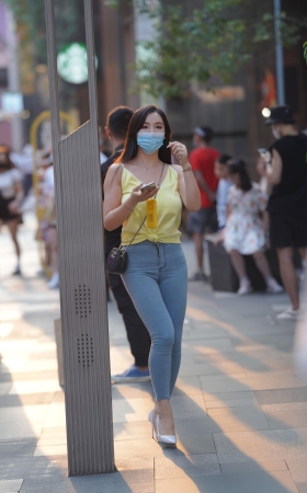 丰腴牛仔裤美女