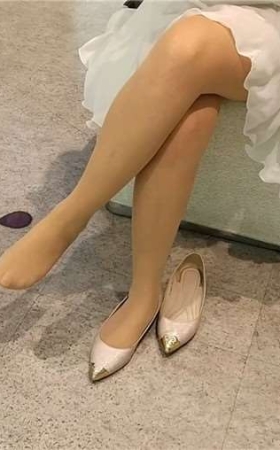 初夏鞋店试鞋的连衣裙美足女孩