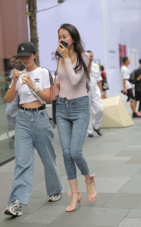 J169紧身牛仔 身材很好