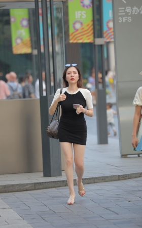 白皙美腿美女