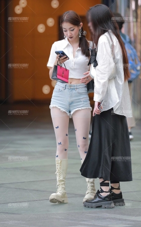 牛仔热裤美眉 [23P]