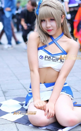 娇嫩的白色赛车服少女 [12P]