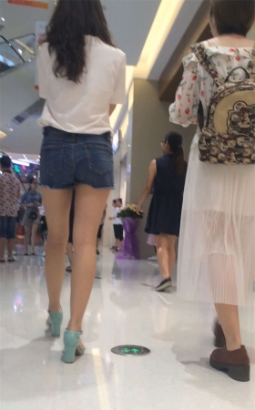 蓝色牛仔短裤极品白皙长腿美女