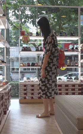 美脚少妇花长裙长腿