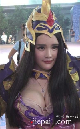 超级丰满小奶牛妹子，衣服不用别针扣起来就爆开啦。