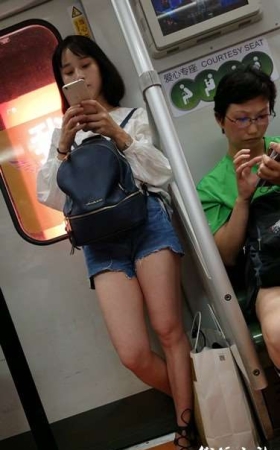 4k超清，热裤美腿小姐姐有点闷闷不乐