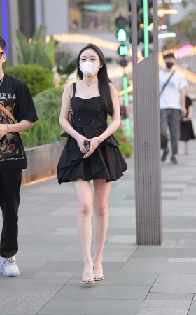 黑色连衣裙美腿美女 [21P]
