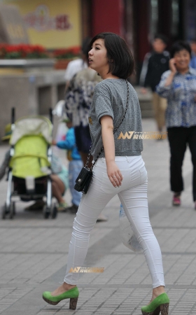 白色紧身裤  丰臀少女 [10P]