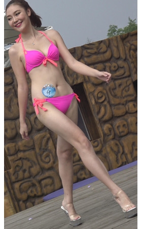 漂亮红色性感比基尼美女