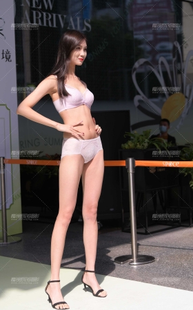 超长美腿的她，一模两套~ [23P]