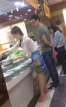 食堂打饭的气质老板娘